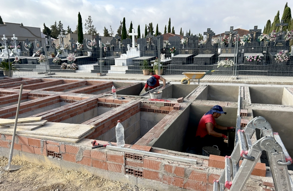 Entran en su recta final las obras de construccin de 120 nichos y 24 fosas en el Cementerio Municipal 